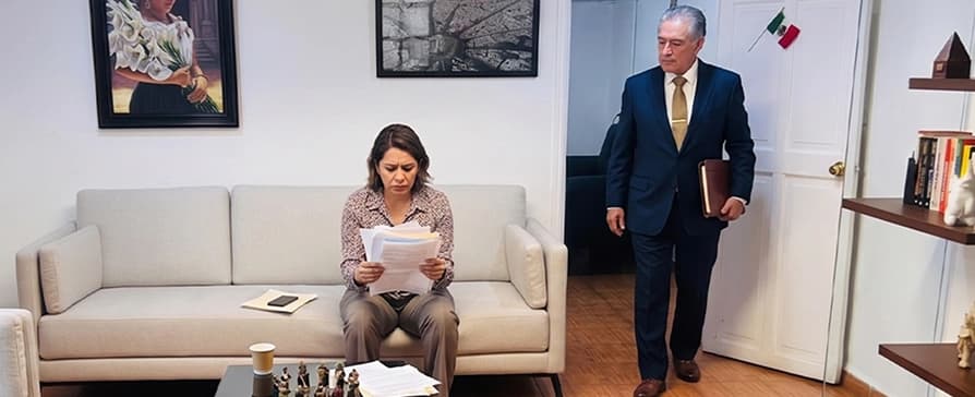 Señora mayor revisando sus documentos