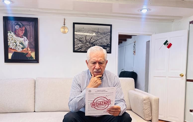 Adulto mayor preocupado revisando documento de portabilidad rechazado